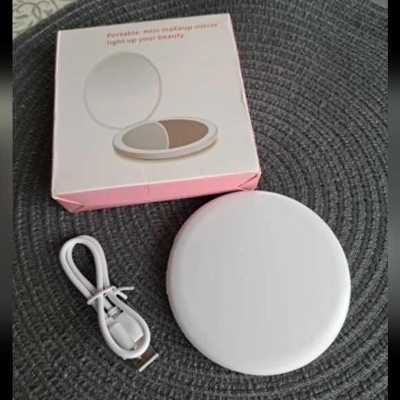 🆕 Rechargeable LED Makeup Compact 🪞🪞🪞 - Picture 4 of 10